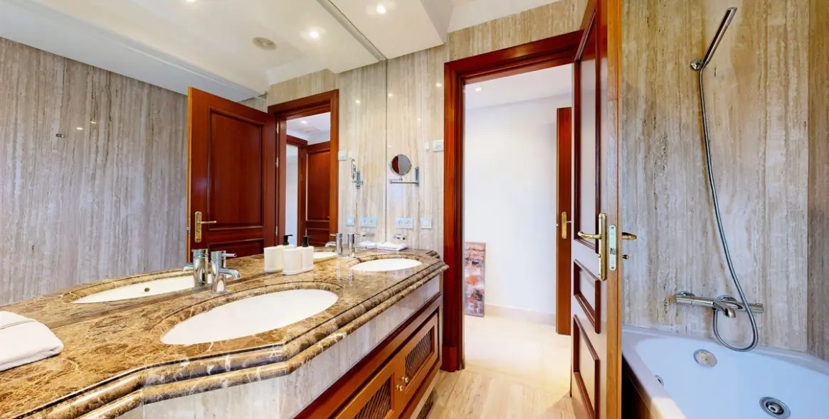 Sale of middle floor apartment in Estepona 24