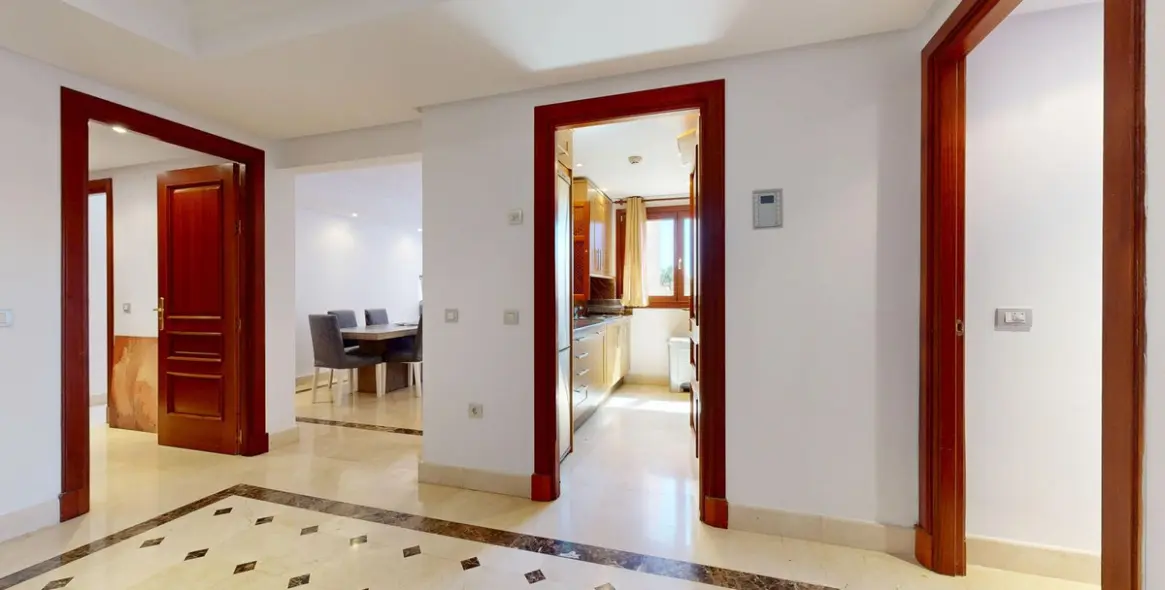 Sale of middle floor apartment in Estepona 25