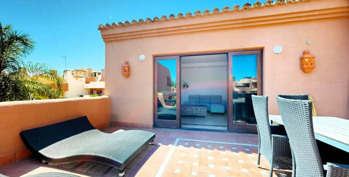 Sale of middle floor apartment in Estepona 27