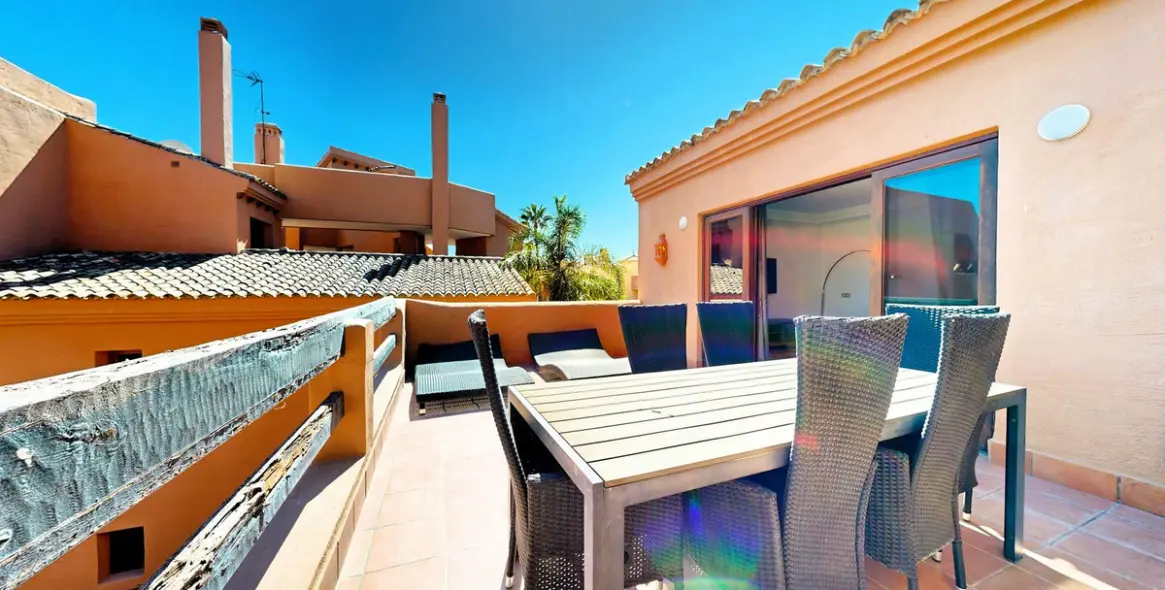 Sale of middle floor apartment in Estepona 28