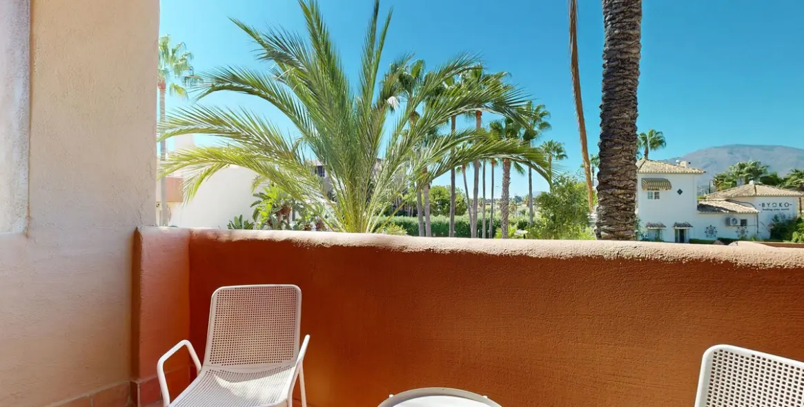 Sale of middle floor apartment in Estepona 32