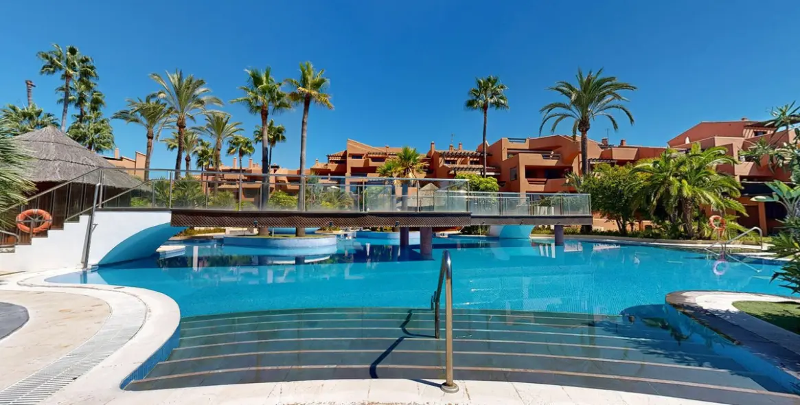 Sale of middle floor apartment in Estepona 35
