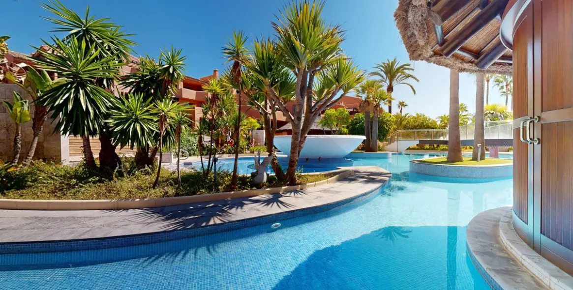 Sale of middle floor apartment in Estepona 36