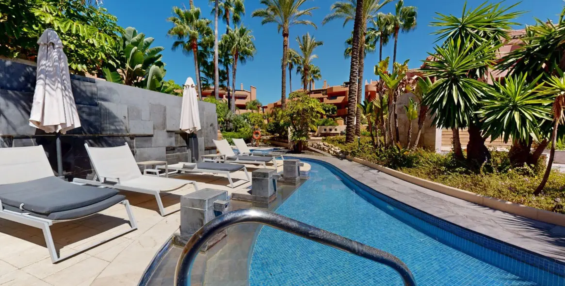 Sale of middle floor apartment in Estepona 37