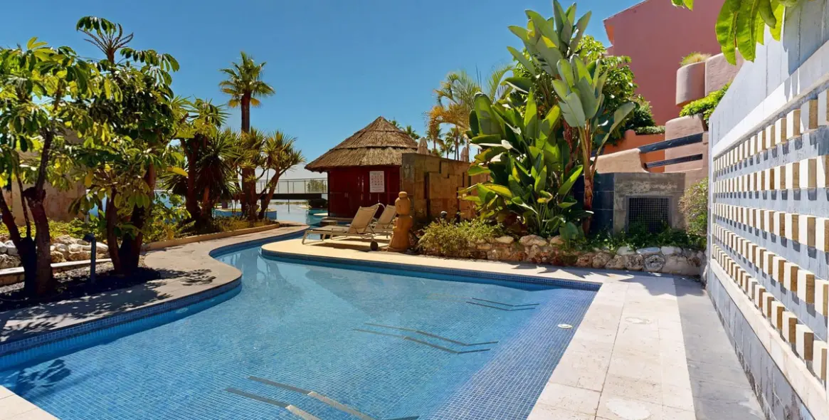 Sale of middle floor apartment in Estepona 38