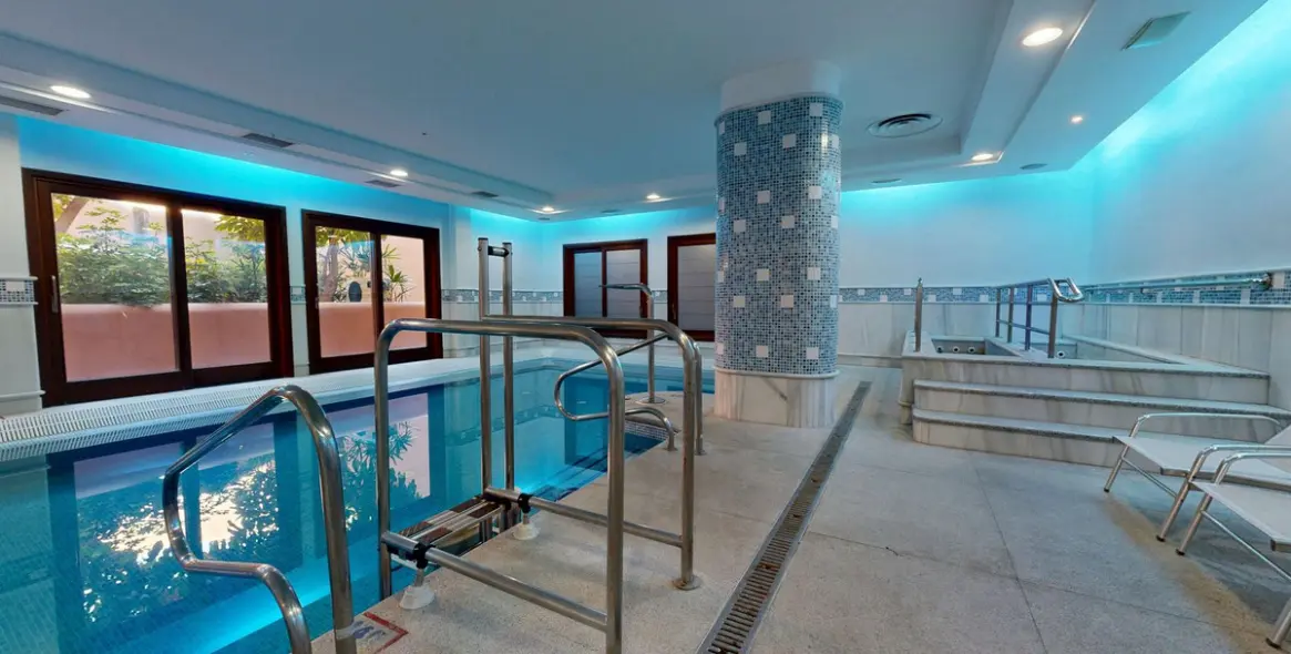 Sale of middle floor apartment in Estepona 41