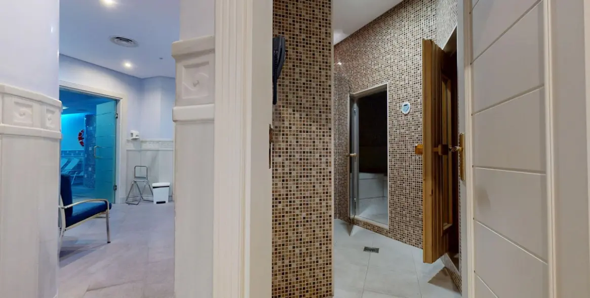 Sale of middle floor apartment in Estepona 44