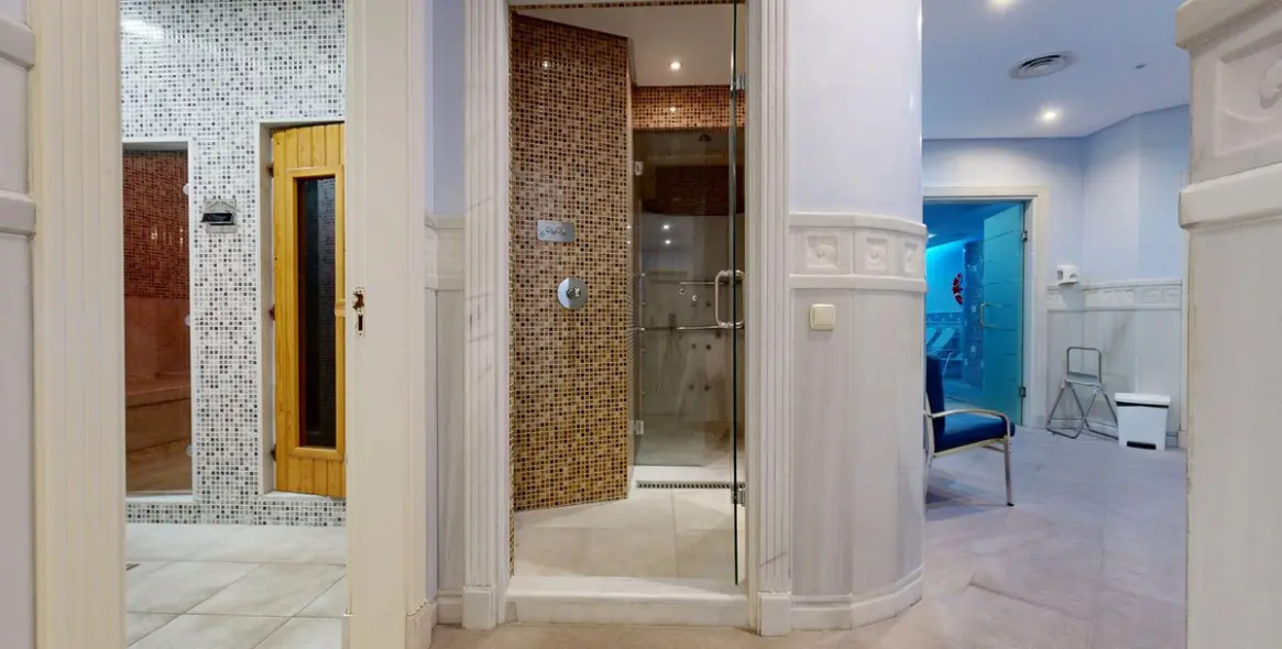 Sale of middle floor apartment in Estepona 46