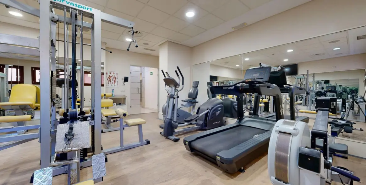 Sale of middle floor apartment in Estepona 48