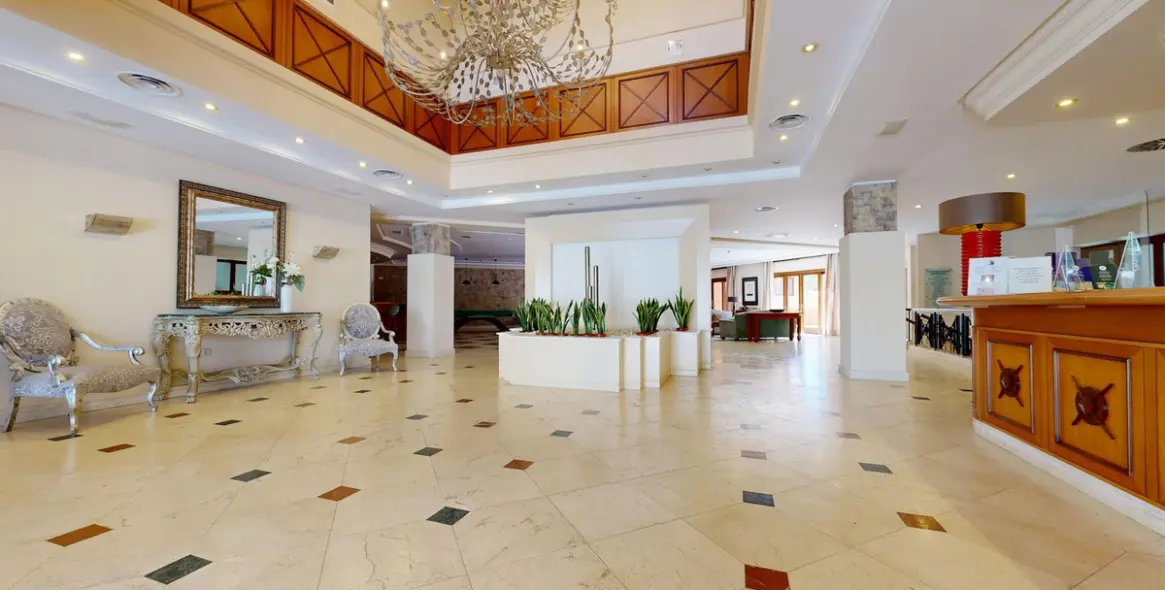 Sale of middle floor apartment in Estepona 49