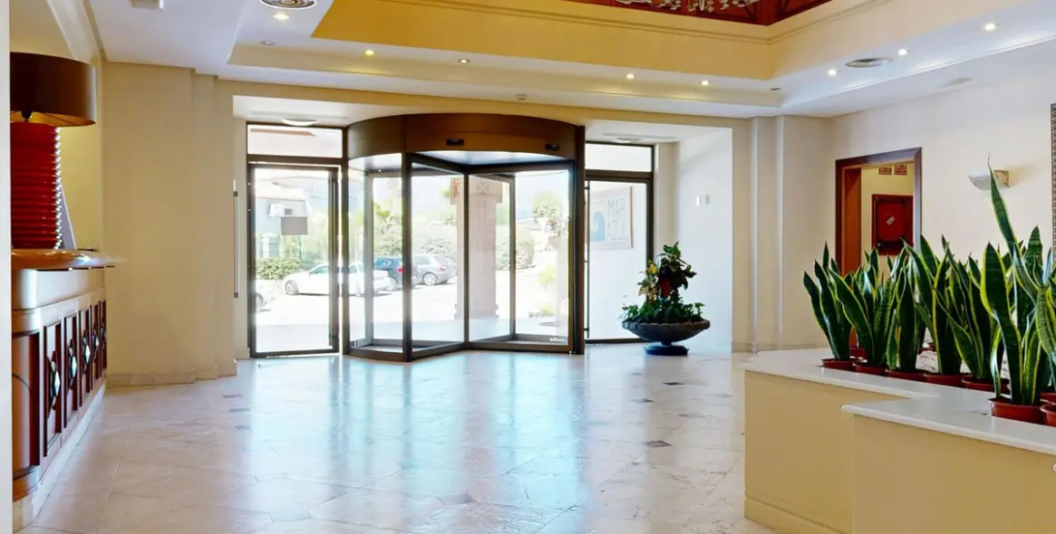 Sale of middle floor apartment in Estepona 52