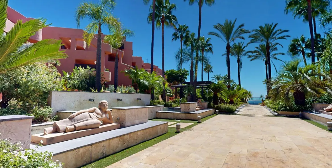 Sale of middle floor apartment in Estepona 53