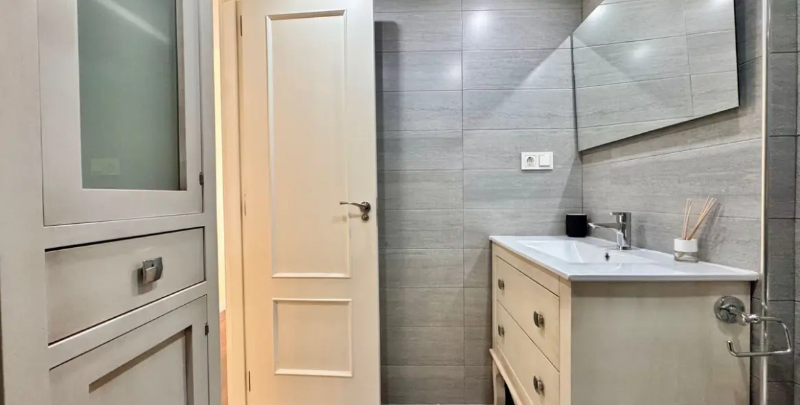 Sale of middle floor apartment in Teatinos 14