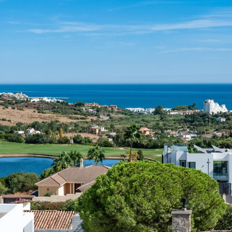 Sale of penthouse in Estepona