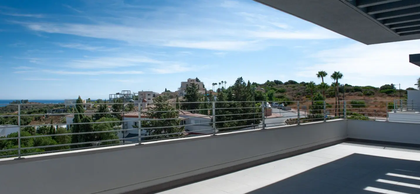 Sale of penthouse in Estepona 3