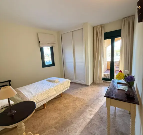 Sale of middle floor apartment in Cortijo Blanco