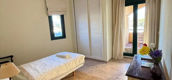 Sale of middle floor apartment in Cortijo Blanco 2