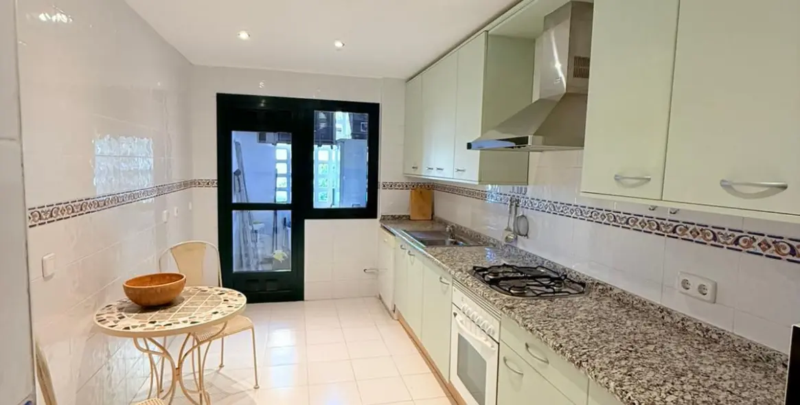 Sale of middle floor apartment in Cortijo Blanco 4