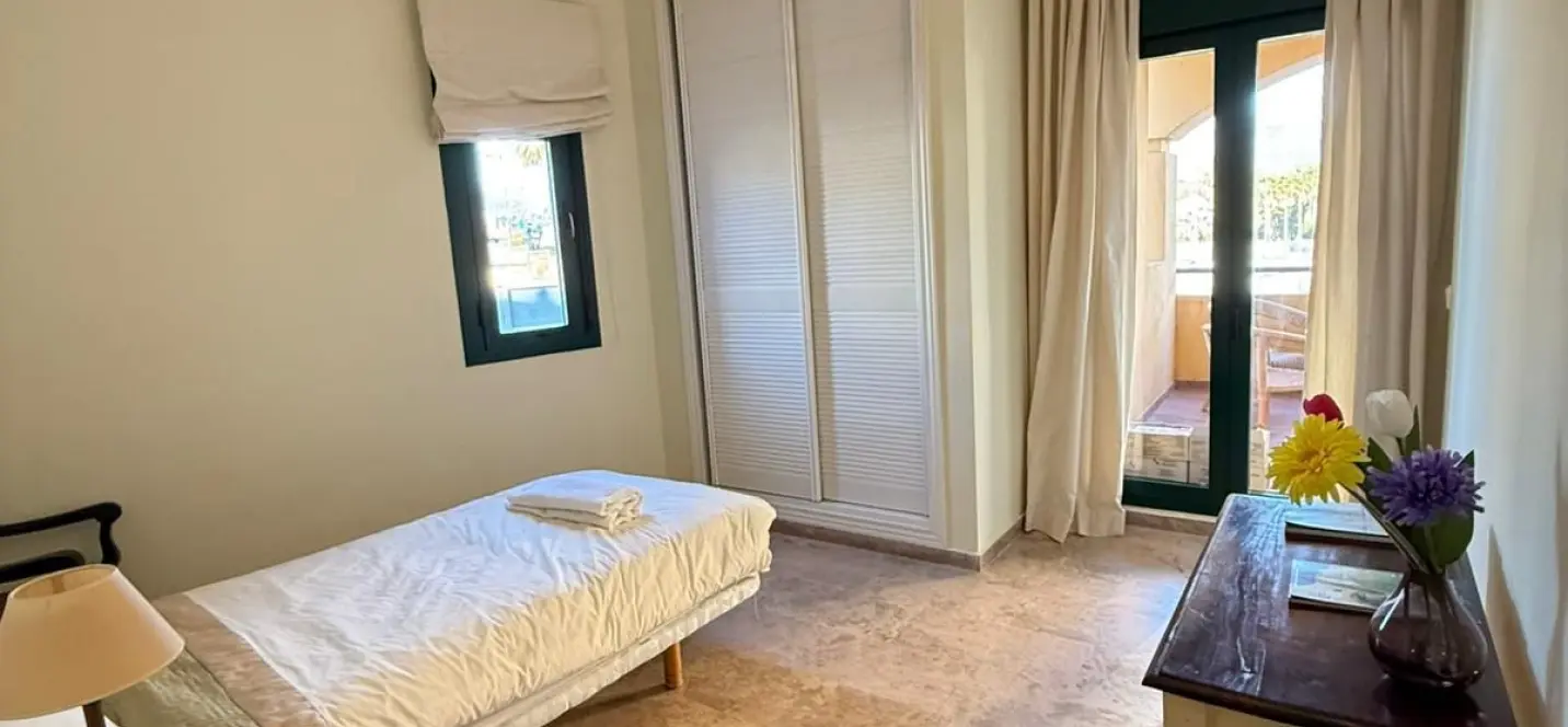 Sale of middle floor apartment in San Pedro de Alcántara 2