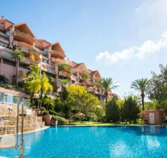 Продажа апартаментов на среднем этаже в Marbella