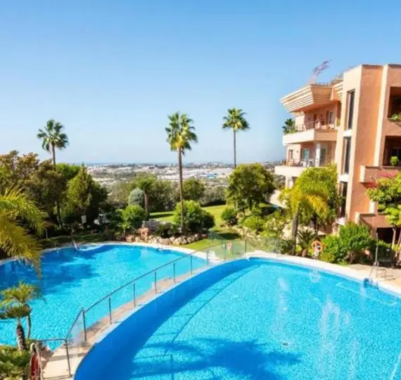 Продажа апартаментов на среднем этаже в Marbella