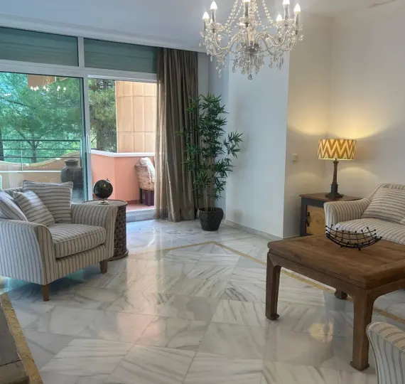 Продажа апартаментов на среднем этаже в Marbella