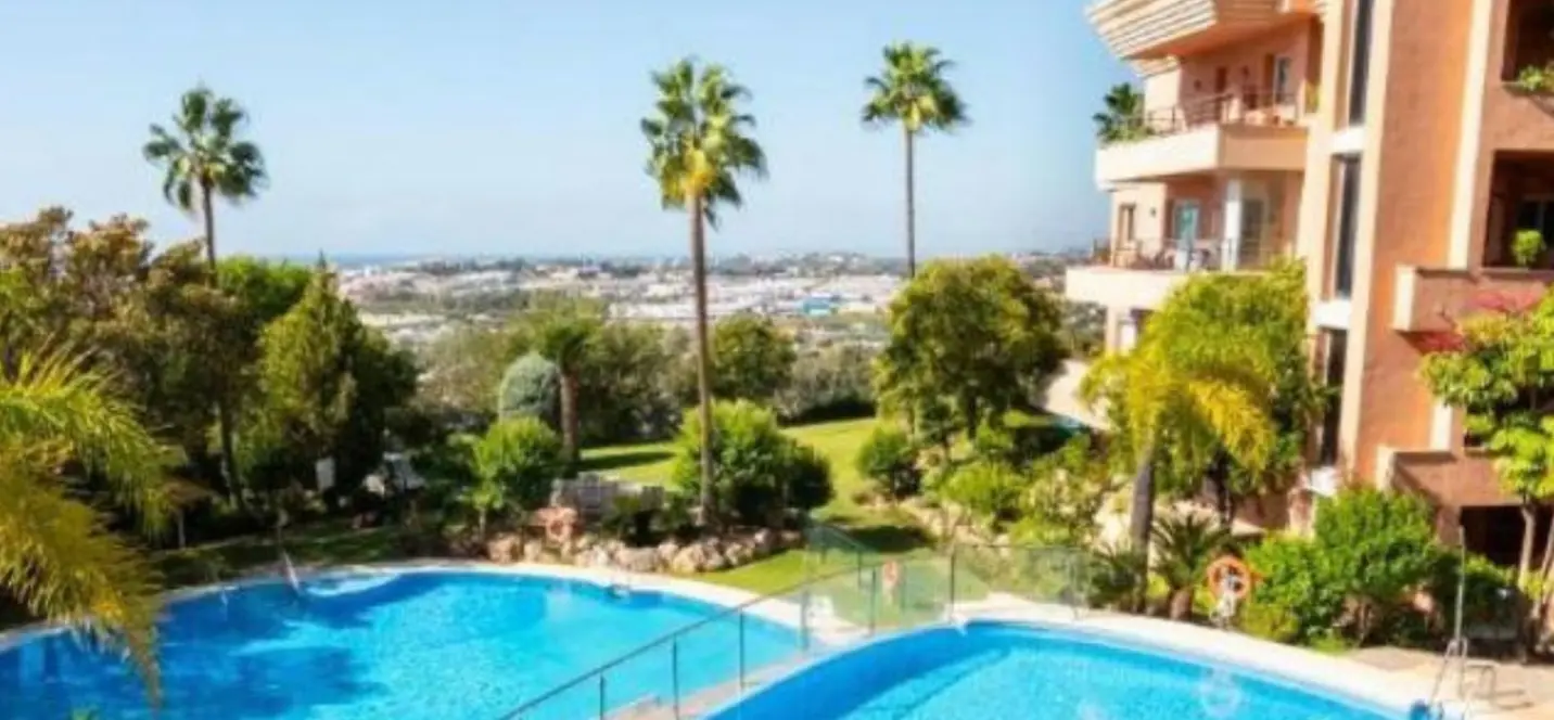 Sale of middle floor apartment in Marbella 1