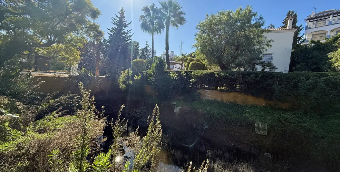 Sale of residential plot in Nueva Andalucía 4