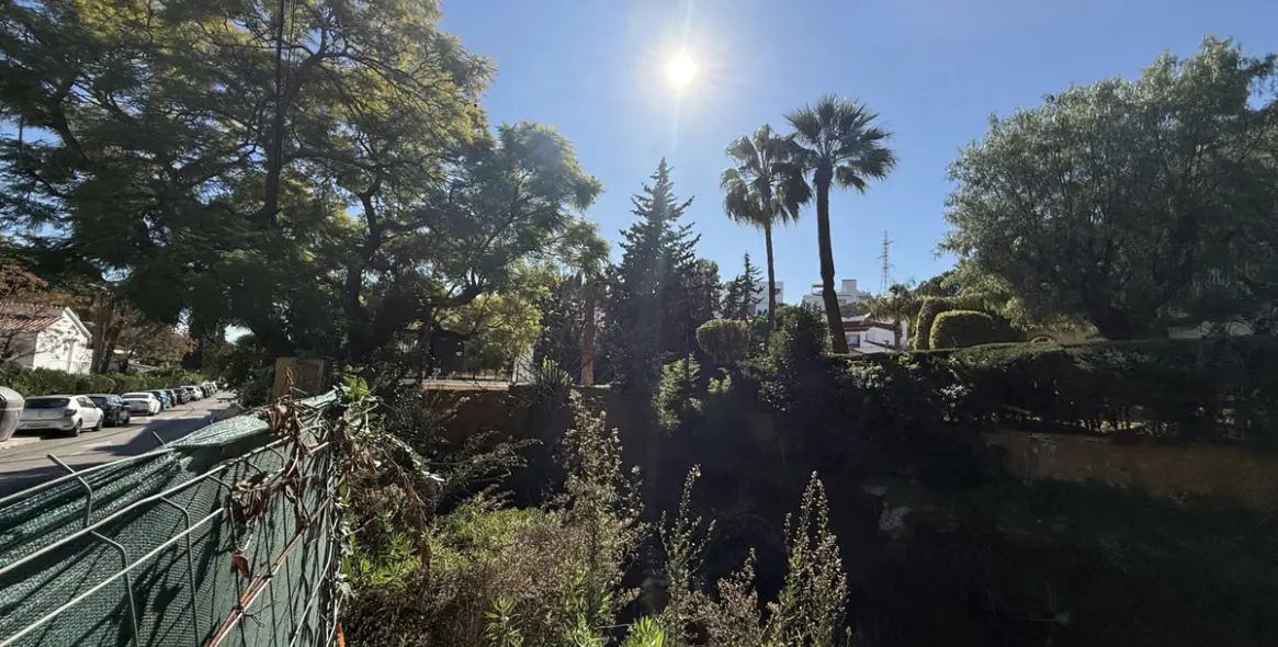 Sale of residential plot in Nueva Andalucía 8