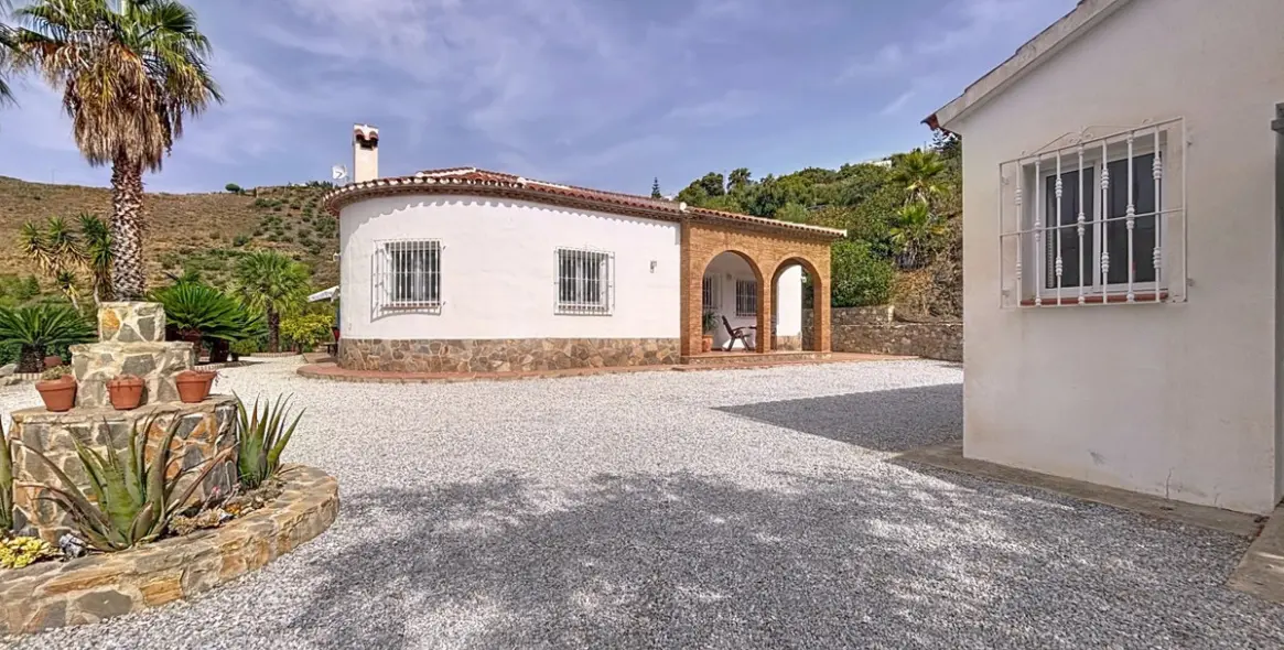 Продажа  отдельно стоящей виллы в Canillas de Albaida 3