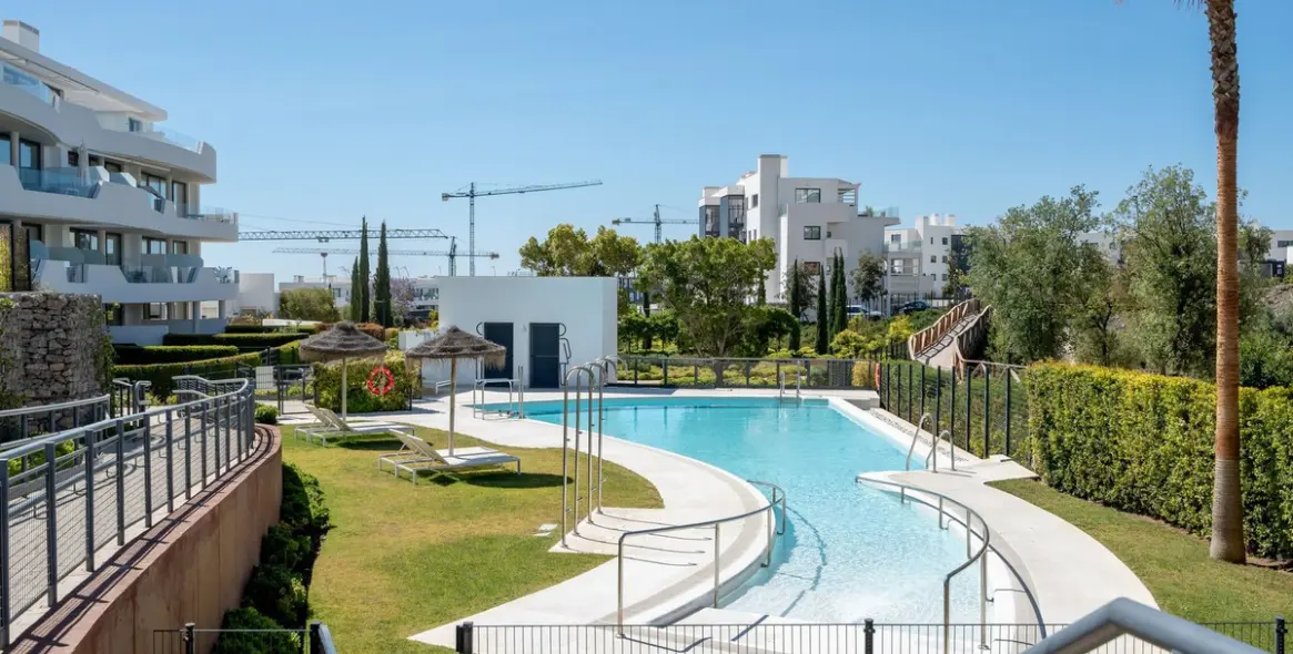 Продажа апартаментов на среднем этаже в Higueron 16