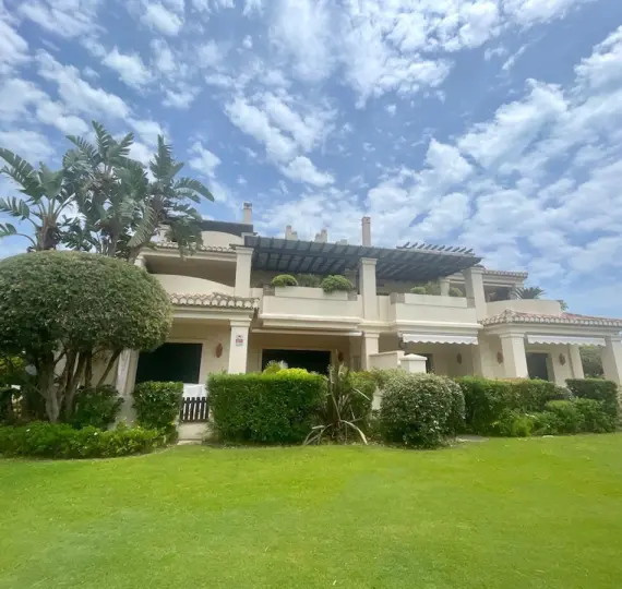 Продажа апартаментов на среднем этаже в Benahavís