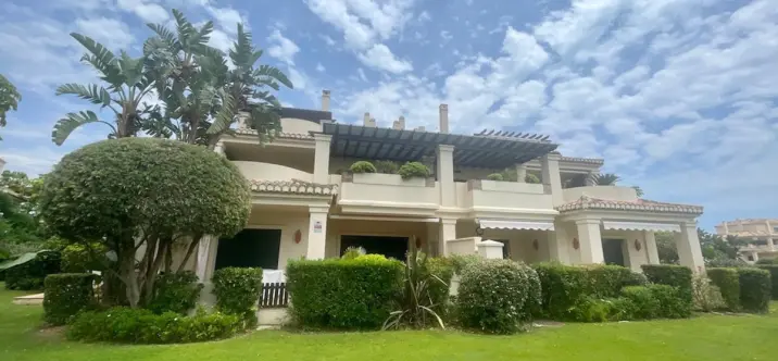 Продажа апартаментов на среднем этаже в Benahavís 1