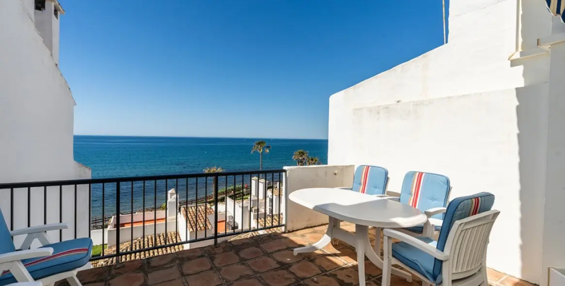 Sale of penthouse duplex in Calahonda 4