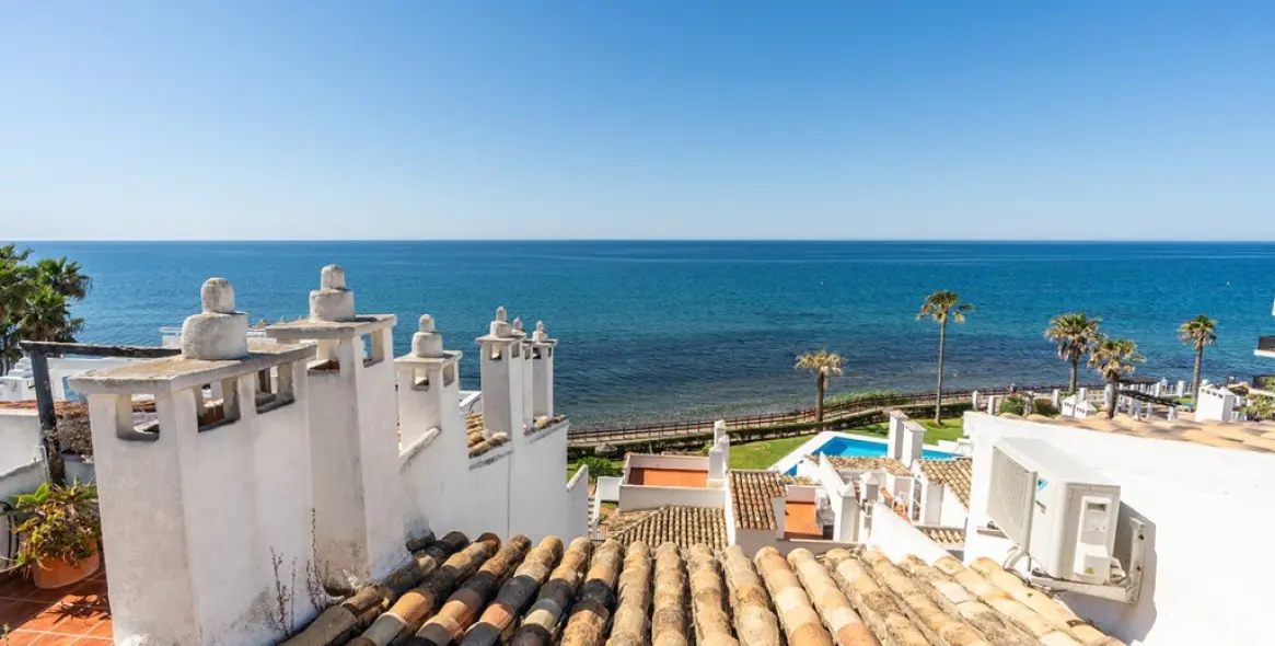 Sale of penthouse duplex in Calahonda 11