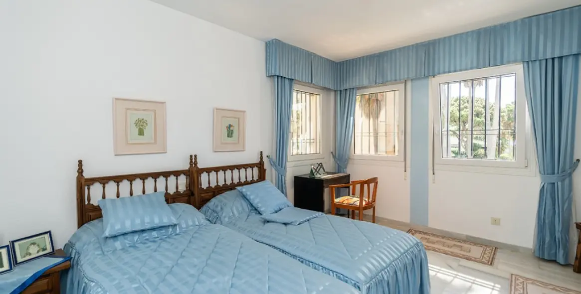 Sale of penthouse duplex in Calahonda 12