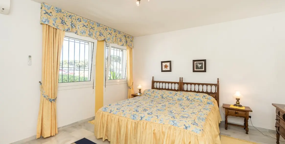 Sale of penthouse duplex in Calahonda 15