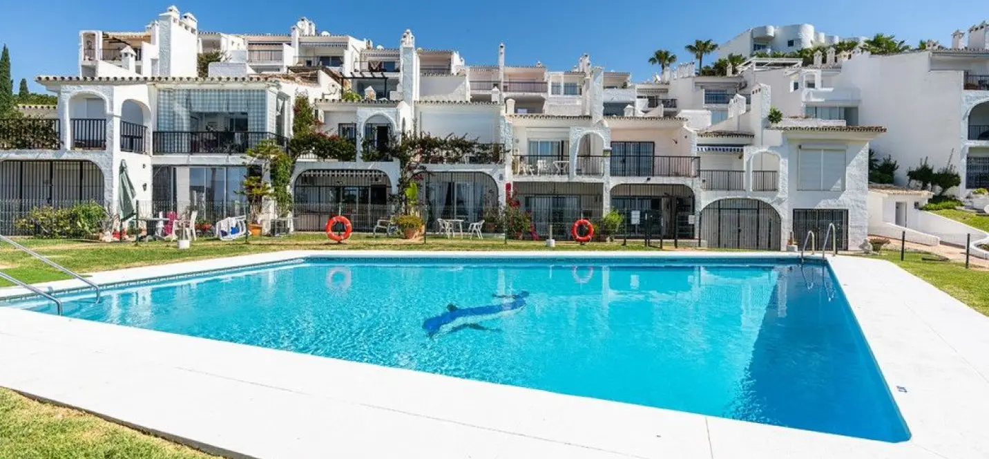 Sale of penthouse duplex in Calahonda 0