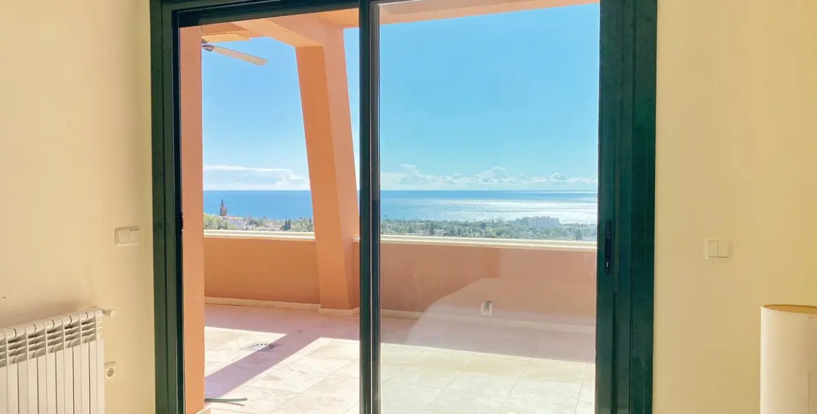 Sale of penthouse in El Rosario 25