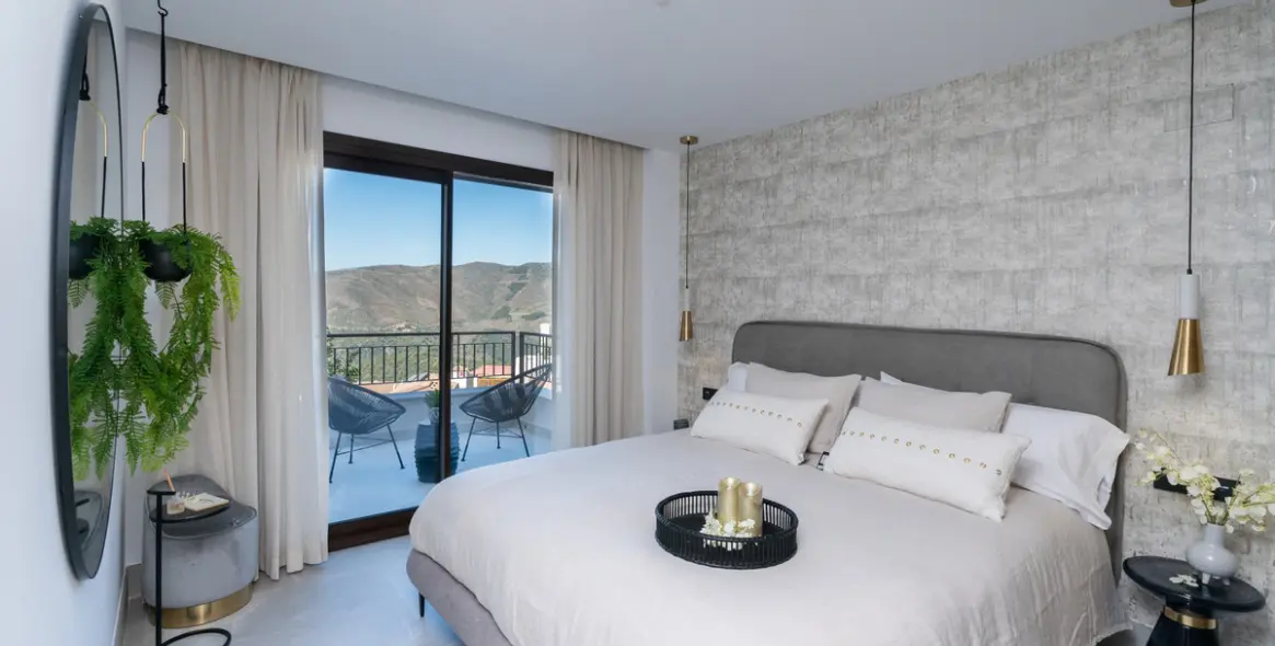 Venta de apartamento en planta media en Istán 23