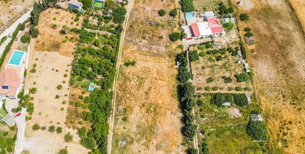 Sale of residential plot in Estepona 2