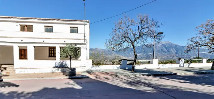 Detached villa R4208701 3