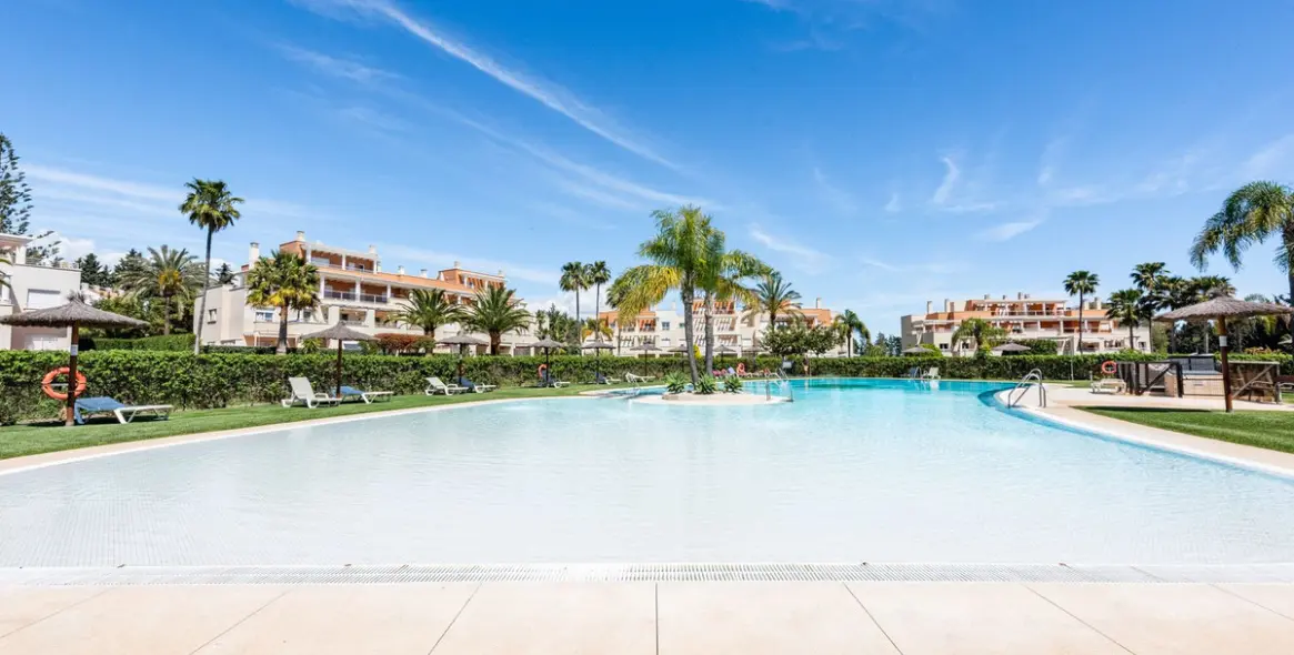 Продажа двухуровневого пентхауса в Estepona 1