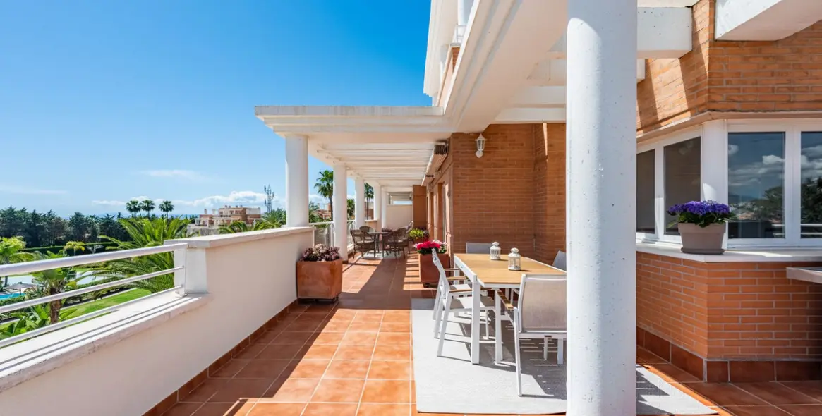Продажа двухуровневого пентхауса в Estepona 2