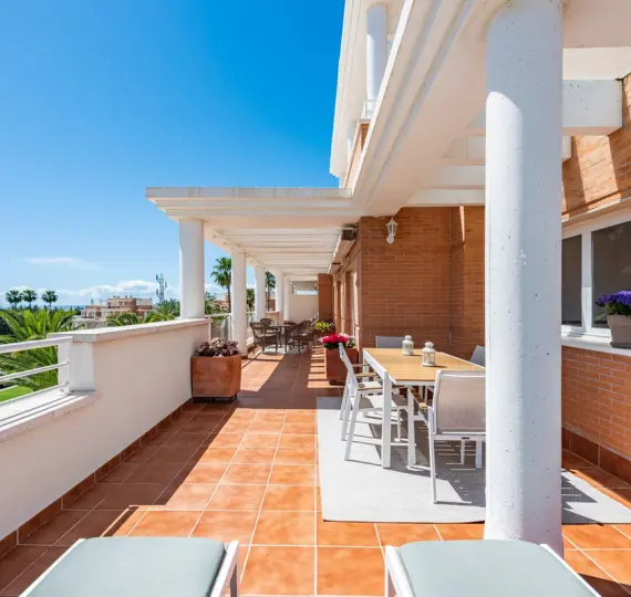 Sale of penthouse duplex in Estepona