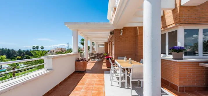 Sale of penthouse duplex in Estepona 1