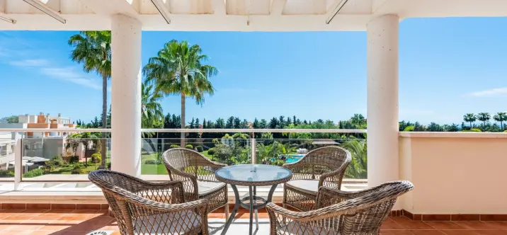 Sale of penthouse duplex in Estepona 2
