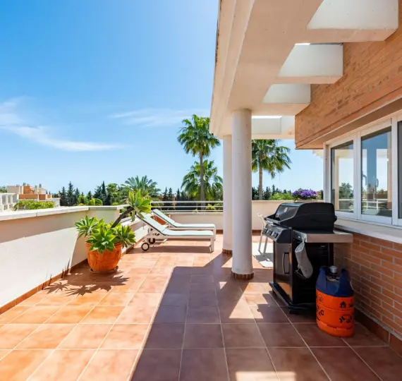 Sale of penthouse duplex in Estepona