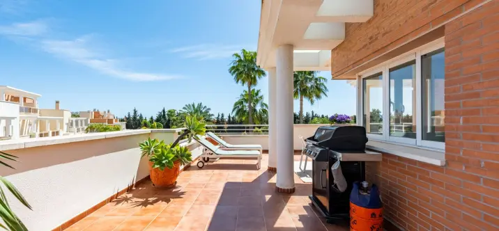 Sale of penthouse duplex in Estepona 3