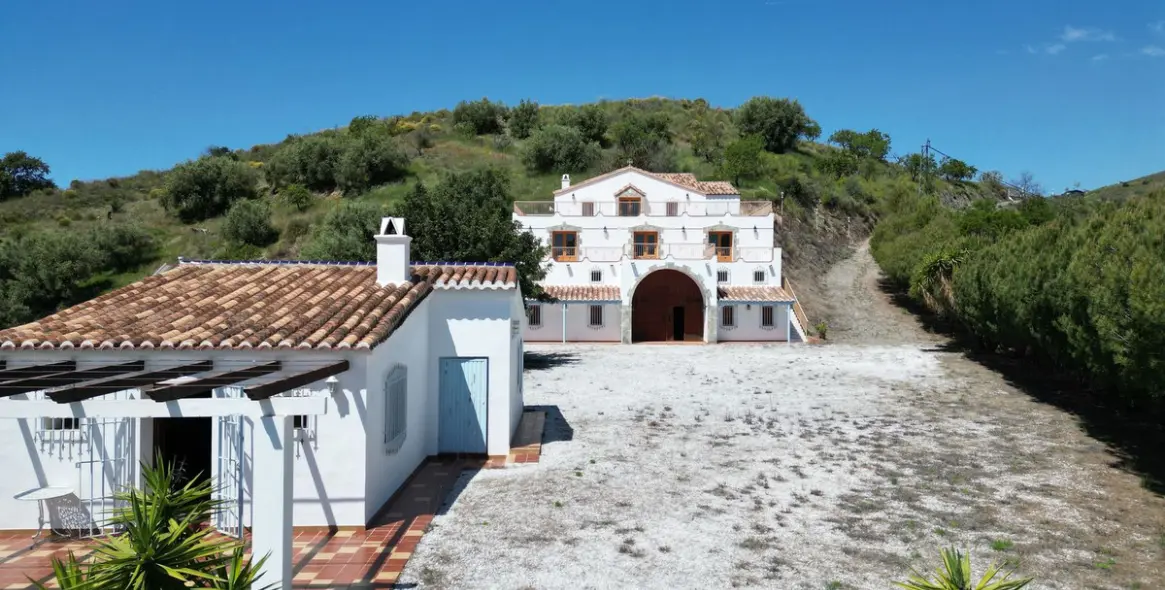 Продажа  отдельно стоящей виллы в Sedella 2